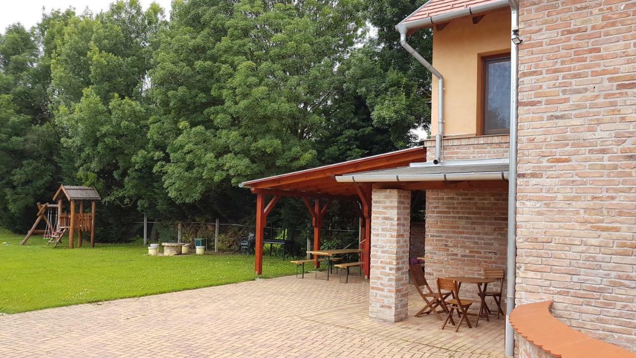 Gyulai Fuerdoe Apartman Exterior foto