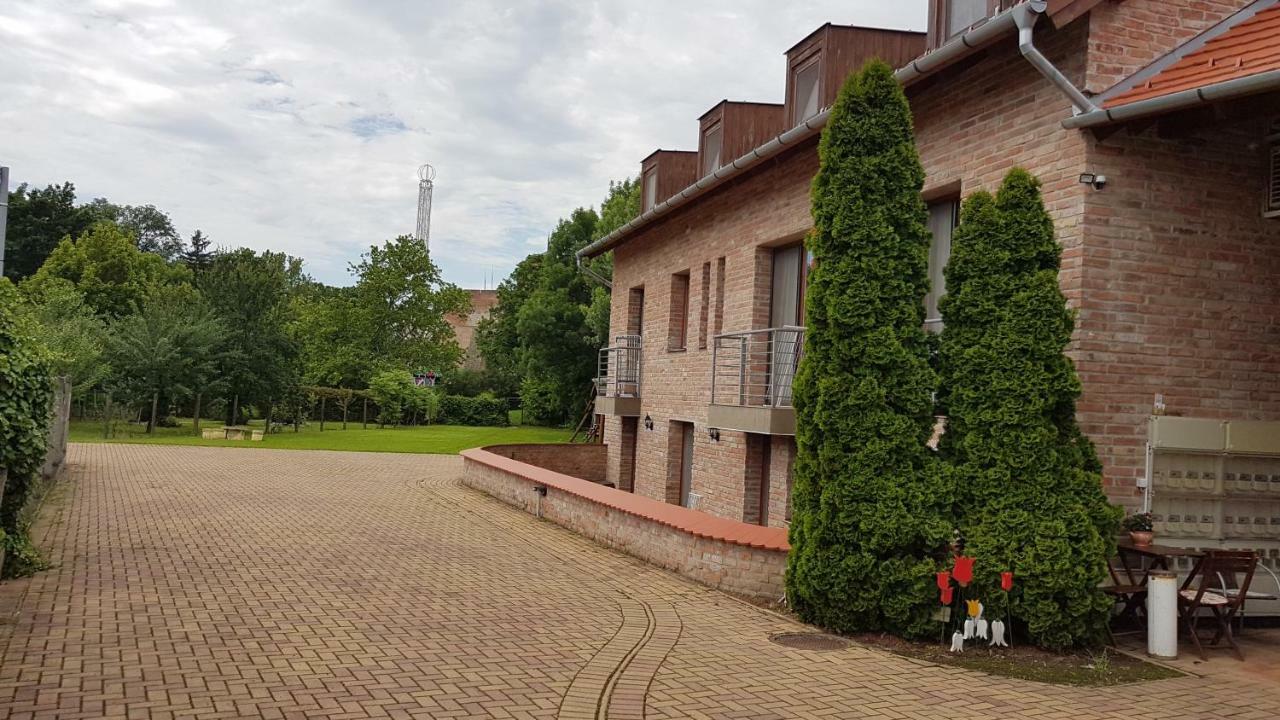 Gyulai Fuerdoe Apartman Exterior foto